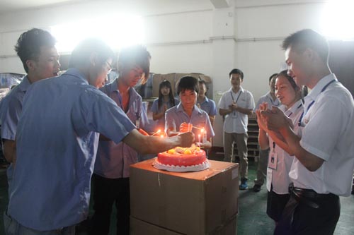 壽星們點蠟燭，大家齊唱生日快樂歌